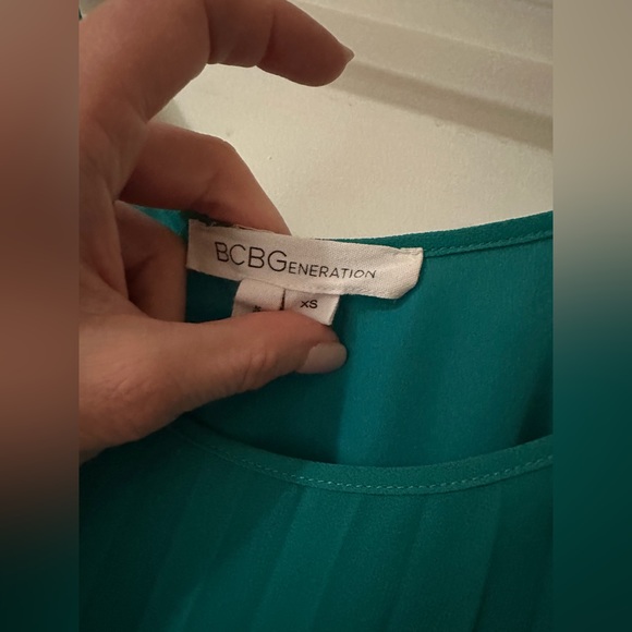 BCBG green pleeted dress - Picture 5 of 5